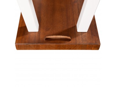 Kit com duas banquetas em madeira maciça na cor branco laca com assento na cor castanho / Coleção Cozzy